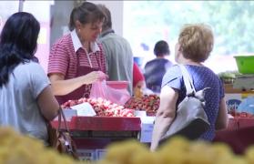 Colţul cu legume şi fructe româneşti în pieţe, soluţia producătorilor din Olt pentru a-şi vinde marfa