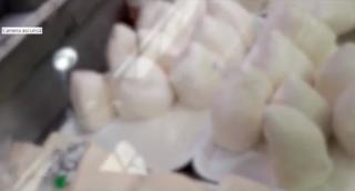 Alimente ţinute în soare în pieţele din Capitală. Carnea şi brânza stau ore în şir la 30 de grade Celsius