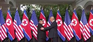 O strângere de mână istorică între Donald Trump şi Kim Jong-un