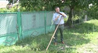 Primarul din Ungheni, judeţul Mureş, a ieşit să taie iarba lăsată să crească în voia ei de oameni