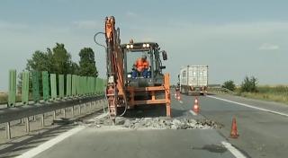 Nou crater apărut pe Autostrada Soarelui. Autorităţile au impus restricţii de viteză pentru şoferi