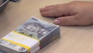 Coşmarul românilor cu credite la bănci. Ratele vor creşte, avertizează guvernatorul BNR