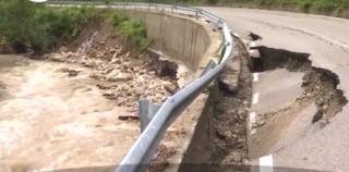 România, sub cod roşu de furtuni şi inundaţii. Urgia a inundat oraşele şi a surpat mai multe drumuri