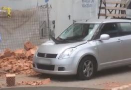 Maşină distrusă de o ploaie de cărămizi la Cluj, după ce un muncitor a manevrat greşit o macara