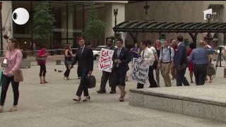 Manifestație pe tocuri. Bărbaţii au ales să poarte încălţămintea deloc confortabilă ca să atragă atenţia asupra abuzurilor sexuale