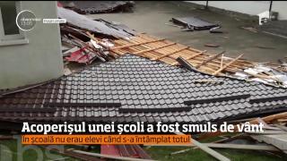 Acoperișul unei școli, smuls de vânt. Oamenii au asemănat vijelia cu pâlnia unei tornade
