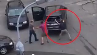 Piteşteanul filmat cum distruge maşina vecinului cu un stâlp de fier se apără: 'M-am speriat, am dat de frica'