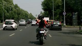 Concurența dintre patru și două roți, în traficul haotic din Capitală