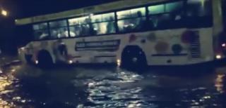 A fost o nouă seară în care vijeliile au inundat străzi, au doborât copaci şi acoperişuri