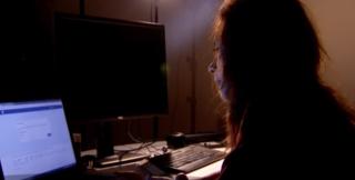 Eleve terorizate pentru poze indecente, la Piteşti. Una dintre ele fura din casă pentru a-l plăti pe şantajist (Video)