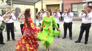 A fost spectacol de muzică şi culoare pe străzile din Sibiu