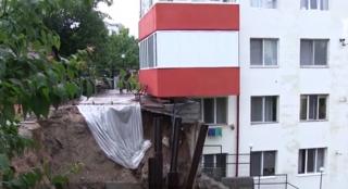 Fenoment periculos la Craiova. Pământul de lângă un bloc a luat-o brusc la vale. Momentul a fost filmat