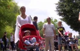 Parada cărucioarelor, de Ziua Fertilităţii. Zeci de mame în stradă pentru a trage un semnal de alarmă