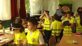 Cursuri de educaţie rutieră pentru cei mici, predate de poliţişti