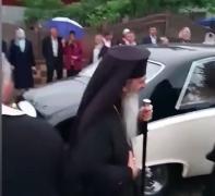 Trei Înalţi Prelaţi ai Bisericii Ortodoxe Române au mers la o slujbă de sfinţire cu limuzine de lux