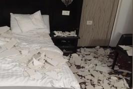 Tavan căzut peste turiști, într-un hotel din Băile Felix. Femeie rănită după ce bucăţi de tencuială s-au prăbuşit peste patul în care dormea