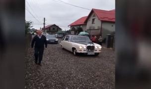 Ierarhii invitaţi la sfinţirea unei biserici din Vaslui, aduşi cu o maşină de lux. Critici dure pe Internet