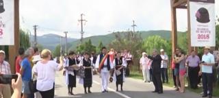 Petrecere mare în Mărginimea Sibiului. Pentru al 15-lea an consecutiv, bujorul de munte a fost sărbătorit de localnici şi turişti