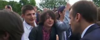 Emmanuel Macron i-a dat o lecţie de bună purtare unui adolescent dornic să iasă în evidenţă