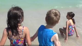 Vacanţa la mare, preferata celor mici. Unele hoteluri au pregătit şi locuri de joacă pentru copii