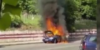 Maşină distrusă de foc, pe o stradă din Târgu Mureş