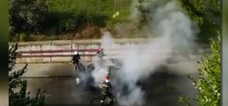 Panică pe o stradă din Târgu Mureş. Un autoturism a ars ca o torţă
