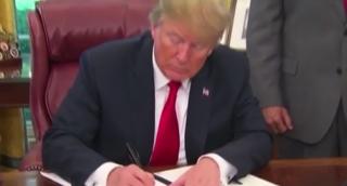 Donald Trump face un pas înapoi în scandalul separării copiilor de părinţii care intră ilegal în Statele Unite