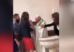 Imagini șocante într-o biserică! Un copil e lovit peste față și bruscat de preot chiar în timpul slujbei de botez (Video)