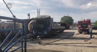 A fost panică în Târgu Jiu. Un camion a luat foc în parcarea unei societăţi comerciale, în timp ce şoferul se odihnea într-un hotel