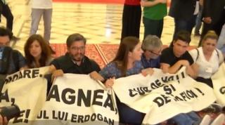 Noi reguli de acces la Palatul Parlamentului, după scandalul cu protestatarii de pe holuri