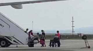 Imagini incredibile pe Aeroportul Suceava. Pasager cu handicap cărat pe scări de doi angajaţi până în avion