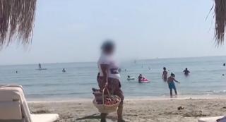 Plajele de pe litoral, tarabele vânzătorilor ambulanţi. Ce pericole se ascund în marfa plimbată ore întregi în soare