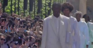 Primul designer afro-american al brandului de lux Louis Vuitton şi-a făcut debutul