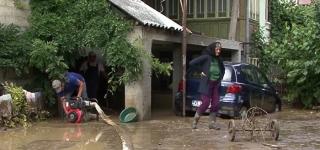 Puhuoaiele au rupt drumuri și au inundat orașe