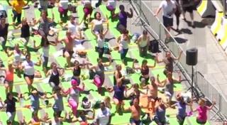 Cea mai lungă zi din an a fost celebrată în New York cu o şedinţă de yoga