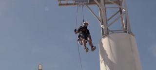 A sărit în gol, cu paraşuta, din vârful unei eoliene!