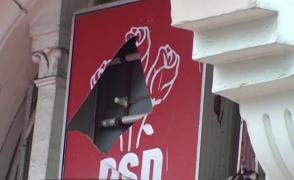 Sediul PSD din Târgu Mureş a fost vandalizat. Mai multe persoane au aruncat cu gem în firma luminoasă amplasată pe clădire
