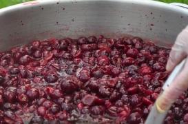 Dulceața de vișine la foc de lemne. Două ore, cât fierbe, dulceața e amestecată încontinuu