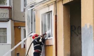 Bloc evacuat în Curtea de Argeş, după un puternic incendiu