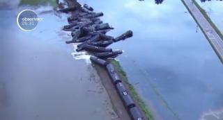 30 de vagoane cu petrol au deraiat în SUA, provocând un dezastru ecologic