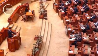 Moţiunea de cenzură a opoziţiei a fost depusă şi va fi votată miercuri de Parlament
