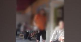 Un poliţist a fost filmat în timp ce lovea cu piciorul un sătean, în judeţul Vaslui