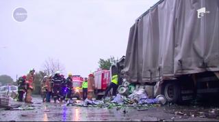 Un şofer a ajuns la spital în stare gravă, după ce două tiruri, între care unul încărcat cu bere, s-au ciocnit