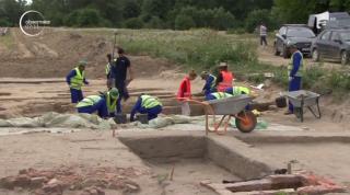 Câţiva muncitori din Gorj au dat peste un cimitir cu sute de morminte străvechi