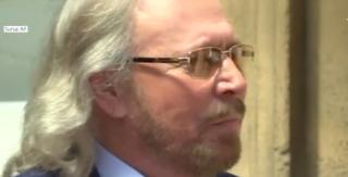 Barry Gibb, singurul supravieţuitor al legendarului trio familial Bee Gees, a fost învestit cu titlul de cavaler la palatul Buckingham din Londra