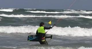 Pasionații de senzații tari s-au adunat la Mamaia şi s-au dat cu zmeii pe apă