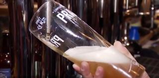 Într-o vară neobişnuit de călduroasă pentru ei, britanicii ar putea rămâne fără bere