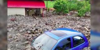 Puhoaiele au măturat totul în calea lor în zeci de localităţi. Meteorologii au emis un nou cod galben de vreme rea