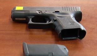 Peste 100 de mii de români sunt posesori de arme. Cei mai mulţi, în Capitală, unde 2 din 10 au şi dosar penal