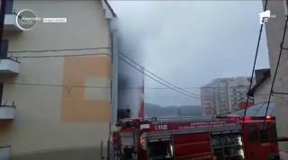 Incendiu la un bloc din Petroșani. Intervenţia pompierilor a durat câteva zeci de minute